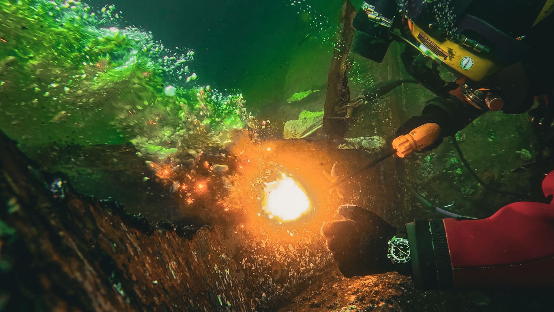 Aquastar Benthos Professional, worn by a working diver